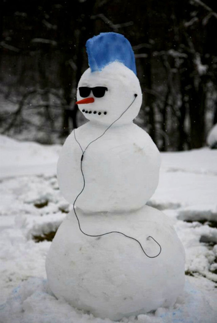 92 Hilariously Creative Snowmen That Would Make Calvin And Hobbes Proud
