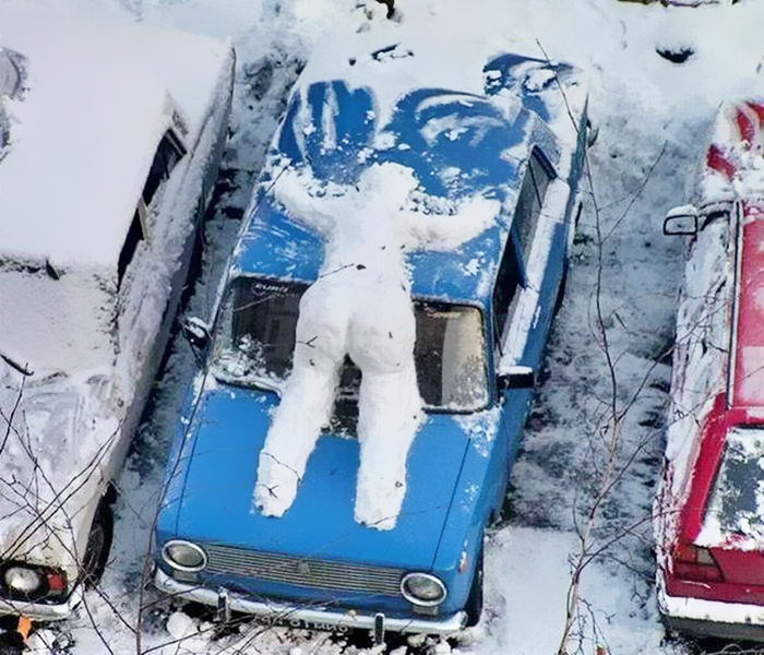 92 Hilariously Creative Snowmen That Would Make Calvin And Hobbes Proud