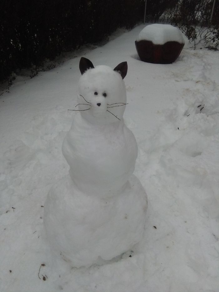 92 Hilariously Creative Snowmen That Would Make Calvin And Hobbes Proud