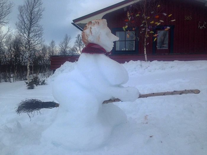 92 Hilariously Creative Snowmen That Would Make Calvin And Hobbes Proud