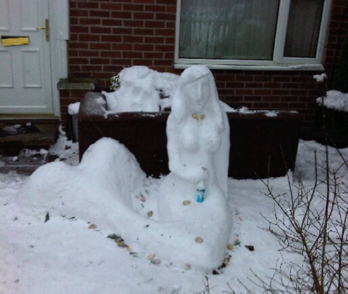 92 Hilariously Creative Snowmen That Would Make Calvin And Hobbes Proud
