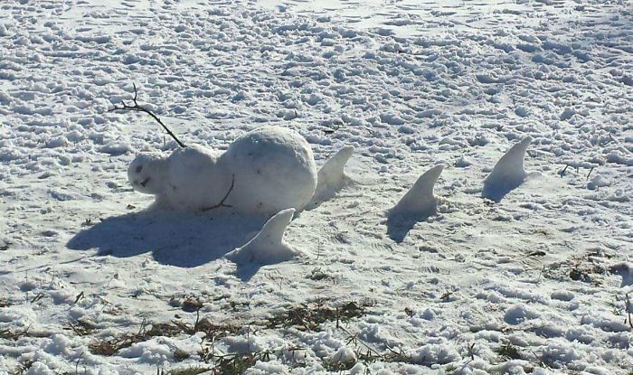 92 Hilariously Creative Snowmen That Would Make Calvin And Hobbes Proud