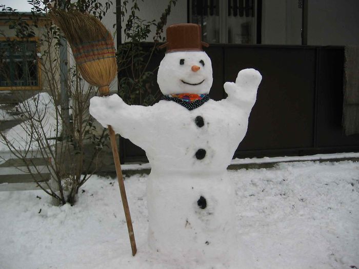 92 Hilariously Creative Snowmen That Would Make Calvin And Hobbes Proud