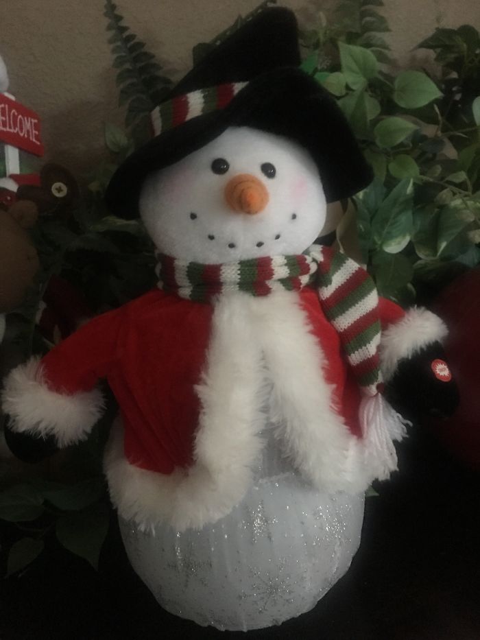 92 Hilariously Creative Snowmen That Would Make Calvin And Hobbes Proud