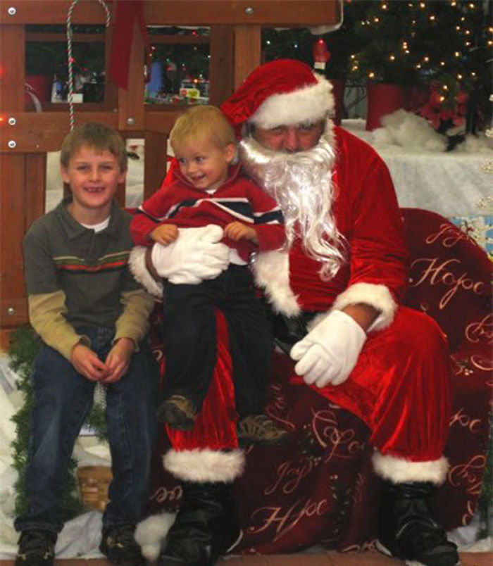 43 Creepiest Santas And The Kids They Terrorize 43 Creepiest Santas And The Kids They Terrorize