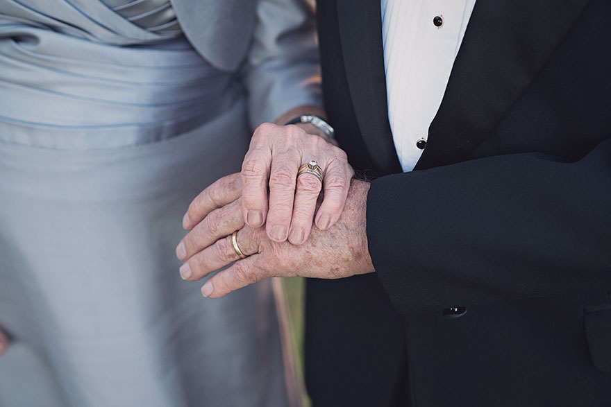 Couple Waits 70 Years To Take Their Wedding Photos, And Love Is Still In The Air Couple Waits 70 Years To Take Their Wedding Photos, And Love Is Still In The Air