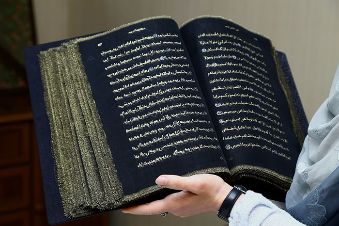 Artist Spends 3 Years Rewriting The Entire Quran In Gold On 164 Feet Of Silk By Hand