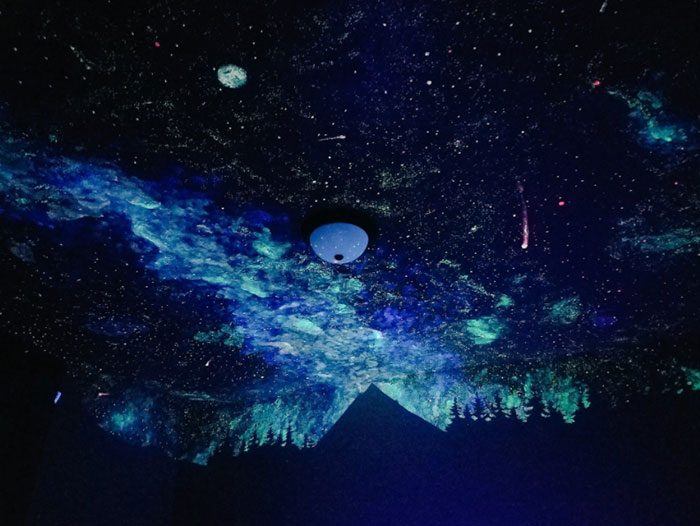 Woman Creates Glow-In-The-Dark Galaxy Painting For Boy Who Couldn&#8217;t Fall Asleep, Here&#8217;s His Reaction