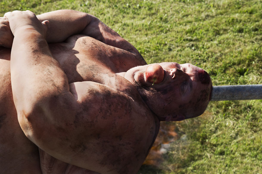 Photographer Portrays Humans As Animals To Raise Awareness About Mass Meat Consumption (NSFW) Photographer Portrays Humans As Animals To Raise Awareness About Mass Meat Consumption (NSFW)