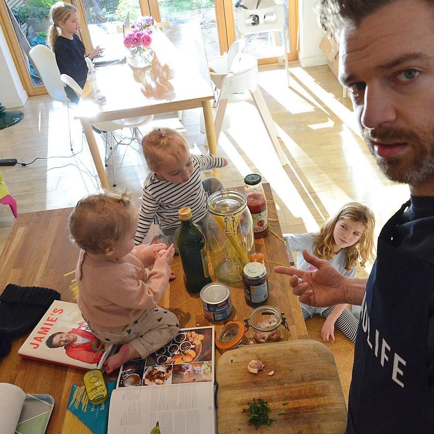 Father Of 4 Daughters Refuses To Sugarcoat His Instagram Pics, Takes Internet By Storm Father Of 4 Daughters Refuses To Sugarcoat His Instagram Pics, Takes Internet By Storm