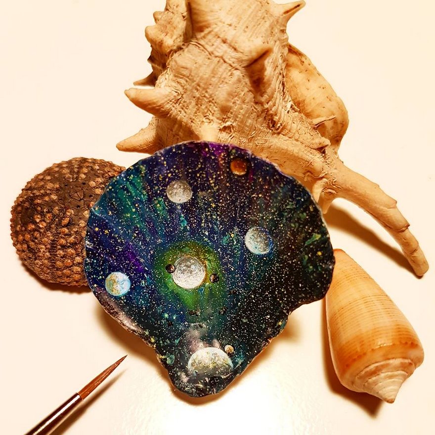 Turkish Artist Paints Unbelievably Tiny Paintings Onto Small Objects Turkish Artist Paints Unbelievably Tiny Paintings Onto Small Objects