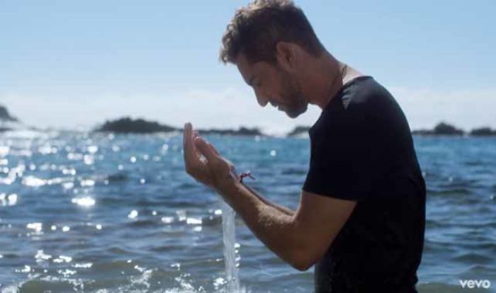 Puppy Kissing A Fish Inspires A Hilarious Photoshop Battle (30 Pics)