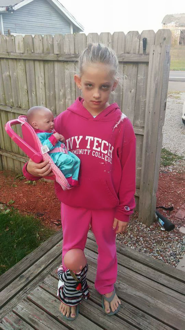 7-Year-Old Girl Dresses As “Exhausted Mom” For Halloween And Wins The Internet 7-Year-Old Girl Dresses As “Exhausted Mom” For Halloween And Wins The Internet