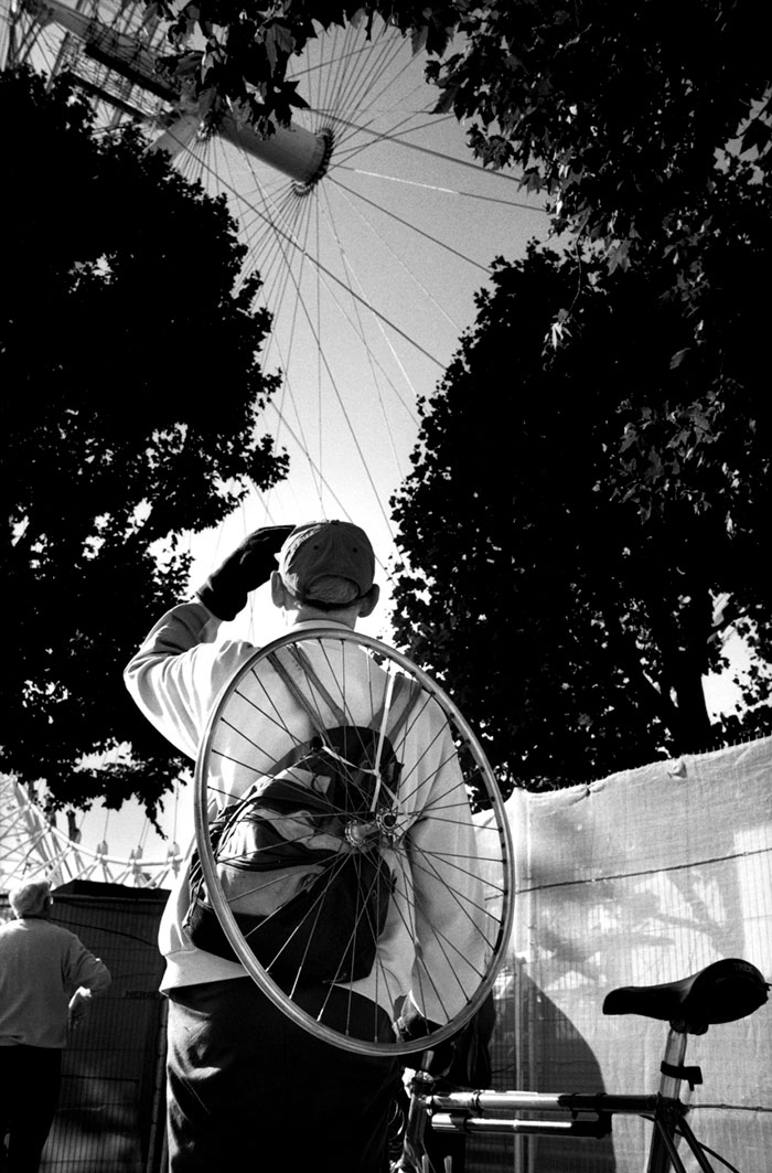 191 Perfectly Timed Street Photography Shots That Show Timing Is Everything