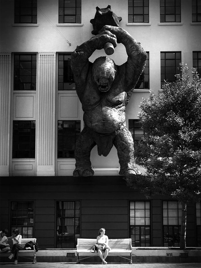 191 Perfectly Timed Street Photography Shots That Show Timing Is Everything