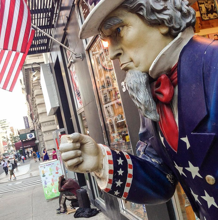 191 Perfectly Timed Street Photography Shots That Show Timing Is Everything