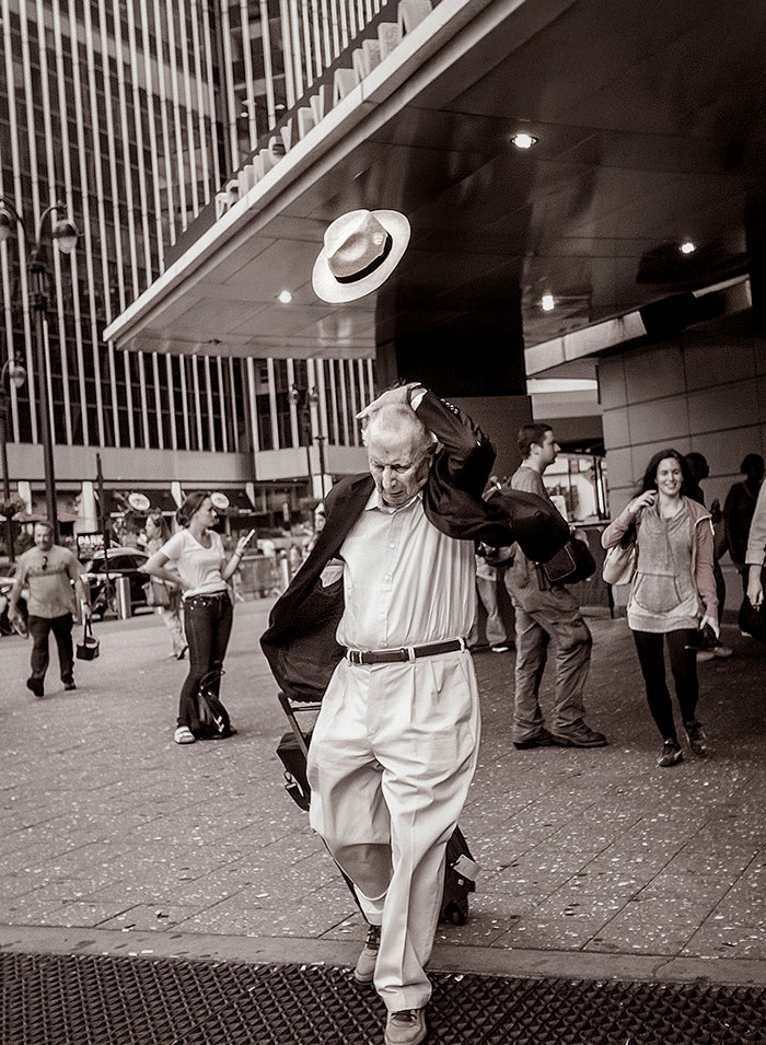 191 Perfectly Timed Street Photography Shots That Show Timing Is Everything