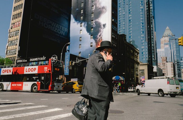 191 Perfectly Timed Street Photography Shots That Show Timing Is Everything