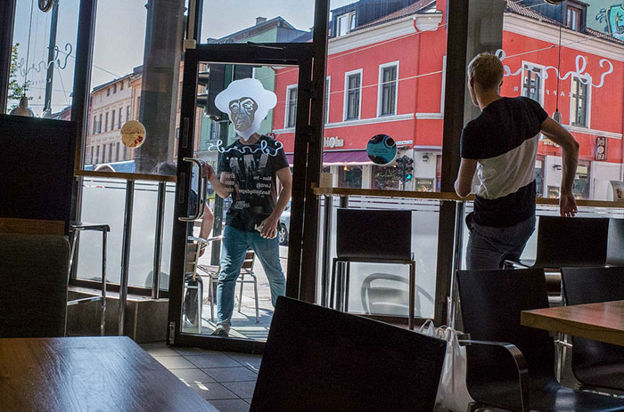 191 Perfectly Timed Street Photography Shots That Show Timing Is Everything