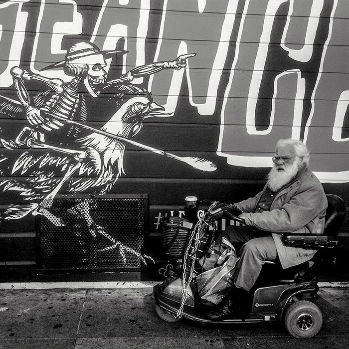 191 Perfectly Timed Street Photography Shots That Show Timing Is Everything