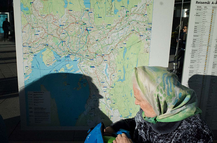 191 Perfectly Timed Street Photography Shots That Show Timing Is Everything