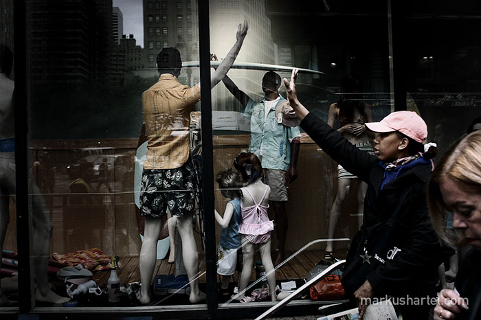 191 Perfectly Timed Street Photography Shots That Show Timing Is Everything