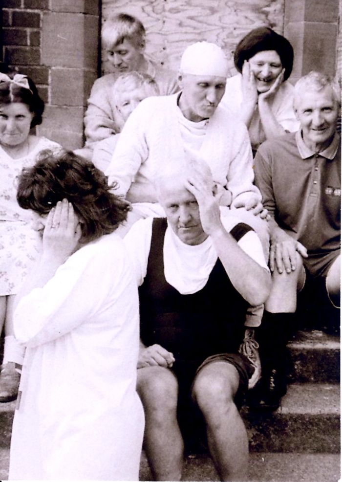 193 Siblings Who Hilariously Recreated Their Childhood Photos 193 Siblings Who Hilariously Recreated Their Childhood Photos