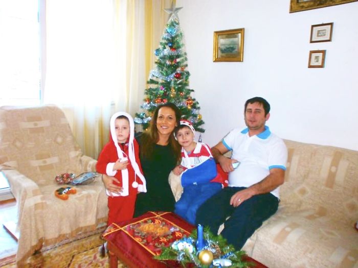 193 Siblings Who Hilariously Recreated Their Childhood Photos 193 Siblings Who Hilariously Recreated Their Childhood Photos