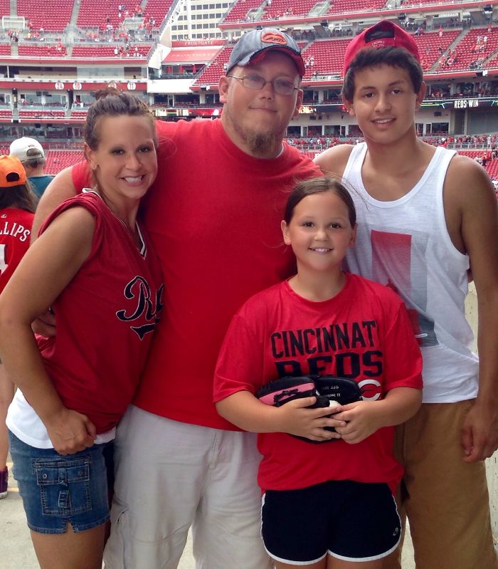 193 Siblings Who Hilariously Recreated Their Childhood Photos 193 Siblings Who Hilariously Recreated Their Childhood Photos