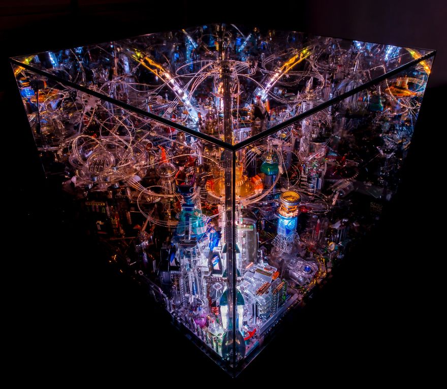 Recycled Future – Artwork From 25,000 Pieces Reminding Of The Vast Amount Of Waste We Produce Recycled Future – Artwork From 25,000 Pieces Reminding Of The Vast Amount Of Waste We Produce