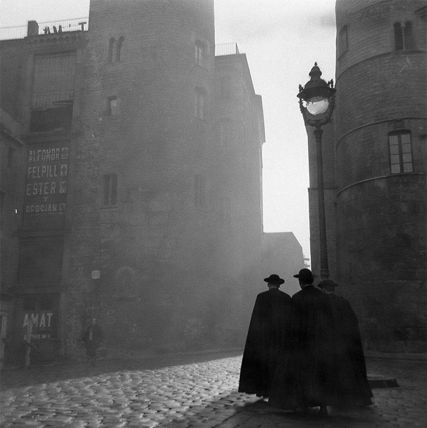 Man Buys Envelope For $3.50 In Flea Market, Discovers Lost Photos Of Barcelona By Unknown Master Photographer Inside Man Buys Envelope For $3.50 In Flea Market, Discovers Lost Photos Of Barcelona By Unknown Master Photographer Inside