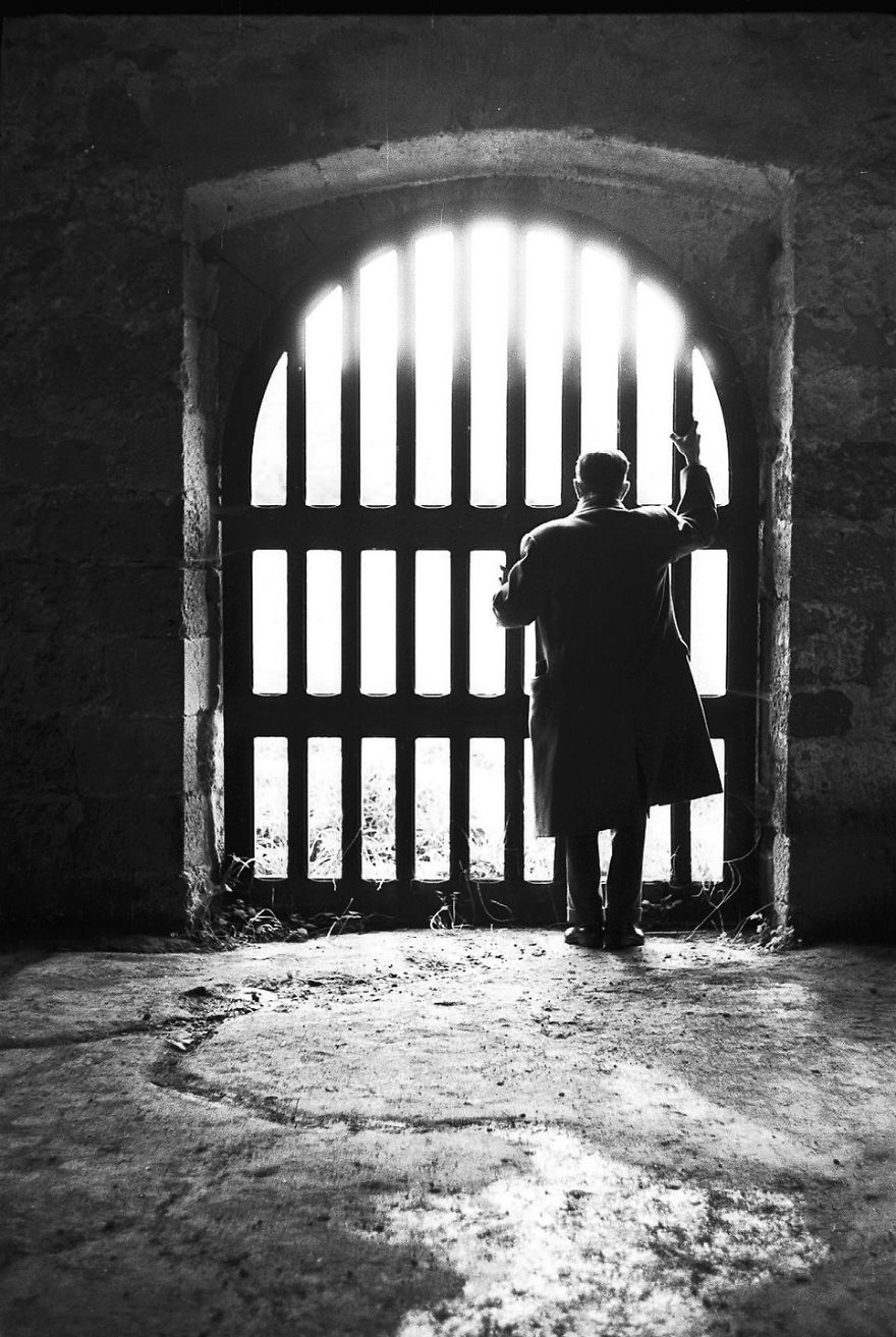 Man Buys Envelope For $3.50 In Flea Market, Discovers Lost Photos Of Barcelona By Unknown Master Photographer Inside Man Buys Envelope For $3.50 In Flea Market, Discovers Lost Photos Of Barcelona By Unknown Master Photographer Inside