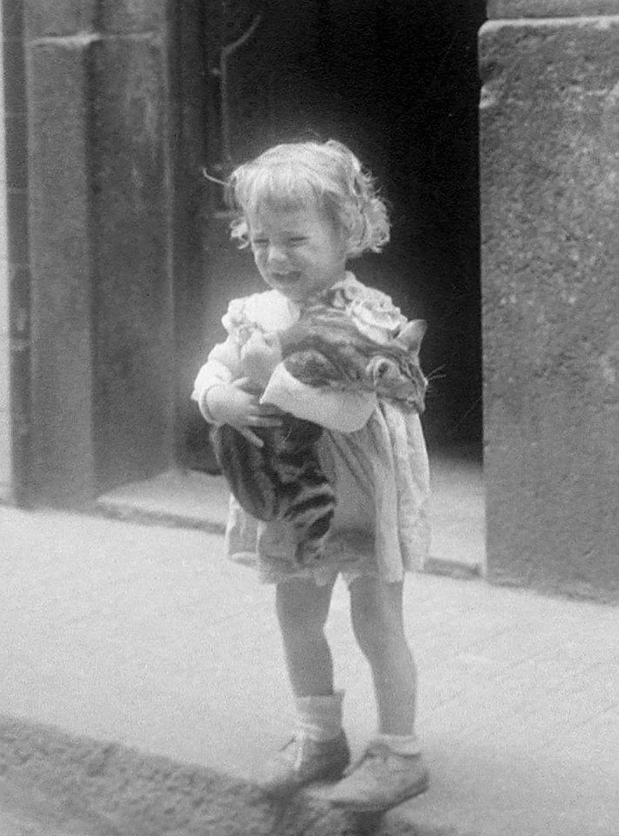 Man Buys Envelope For $3.50 In Flea Market, Discovers Lost Photos Of Barcelona By Unknown Master Photographer Inside Man Buys Envelope For $3.50 In Flea Market, Discovers Lost Photos Of Barcelona By Unknown Master Photographer Inside