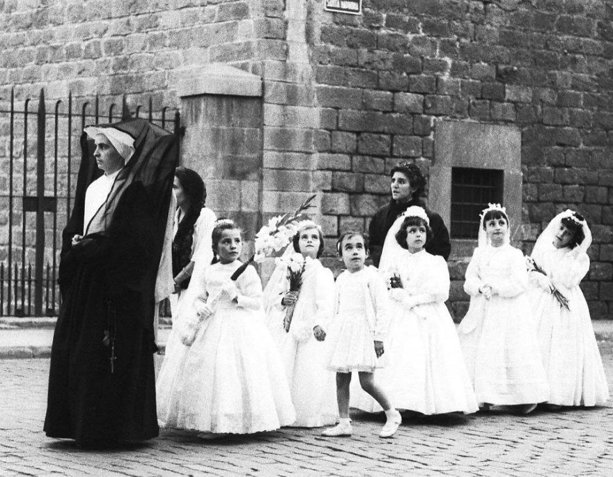 Man Buys Envelope For $3.50 In Flea Market, Discovers Lost Photos Of Barcelona By Unknown Master Photographer Inside Man Buys Envelope For $3.50 In Flea Market, Discovers Lost Photos Of Barcelona By Unknown Master Photographer Inside