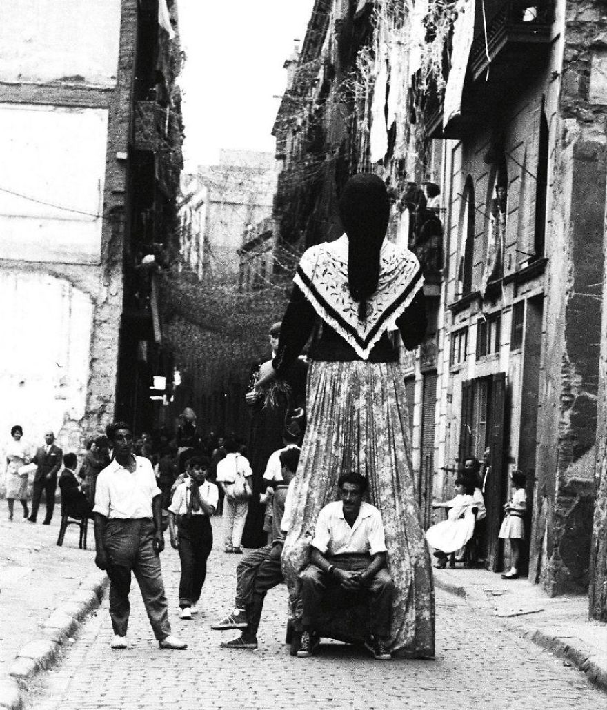 Man Buys Envelope For $3.50 In Flea Market, Discovers Lost Photos Of Barcelona By Unknown Master Photographer Inside Man Buys Envelope For $3.50 In Flea Market, Discovers Lost Photos Of Barcelona By Unknown Master Photographer Inside