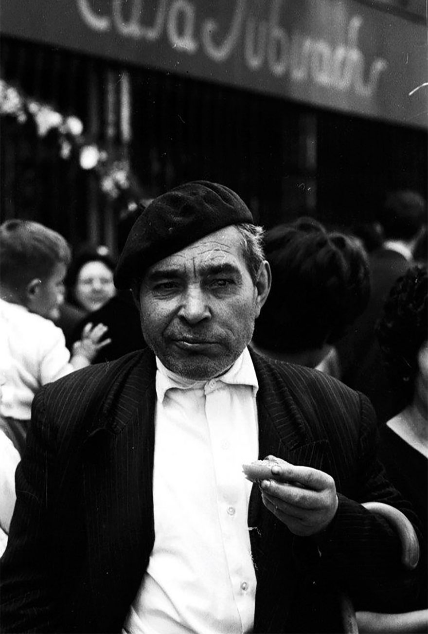 Man Buys Envelope For $3.50 In Flea Market, Discovers Lost Photos Of Barcelona By Unknown Master Photographer Inside Man Buys Envelope For $3.50 In Flea Market, Discovers Lost Photos Of Barcelona By Unknown Master Photographer Inside