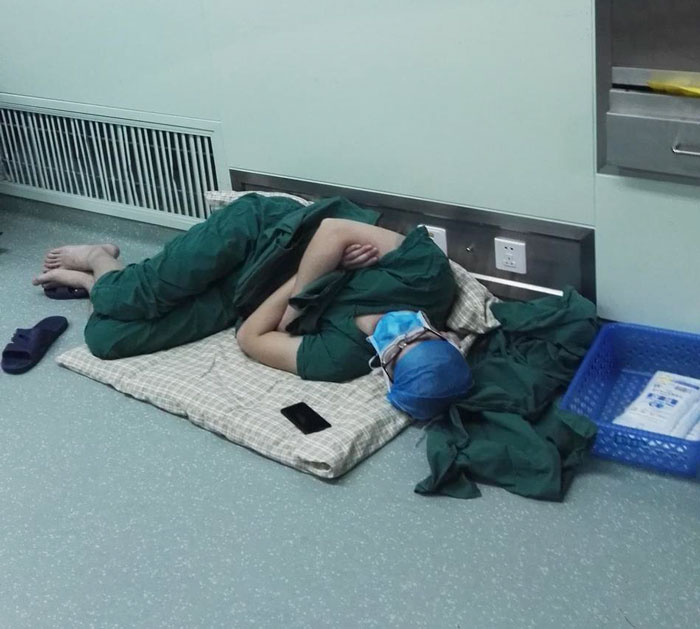 Surgeon Caught Asleep On The Floor After Epic 28-Hour Shift, And Now His Photos Are Going Viral Surgeon Caught Asleep On The Floor After Epic 28-Hour Shift, And Now His Photos Are Going Viral