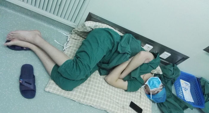 Surgeon Caught Asleep On The Floor After Epic 28-Hour Shift, And Now His Photos Are Going Viral Surgeon Caught Asleep On The Floor After Epic 28-Hour Shift, And Now His Photos Are Going Viral
