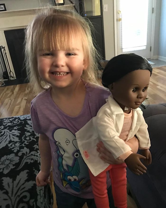 After Cashier Asks 2-Year-Old Girl If She Wants Doll That Looks &#8216;More Like Her,&#8217; Toddler Brilliantly Shuts Her Down