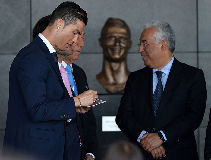 112 Of The Funniest Reactions To Cristiano Ronaldo’s New Statue (Add Yours) 112 Of The Funniest Reactions To Cristiano Ronaldo’s New Statue (Add Yours)