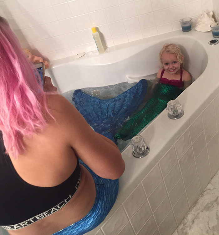 Teen Babysitter Surprises A 3-Year-Old By Dressing Up As A Mermaid And Her Reaction Is Just Too Cute
