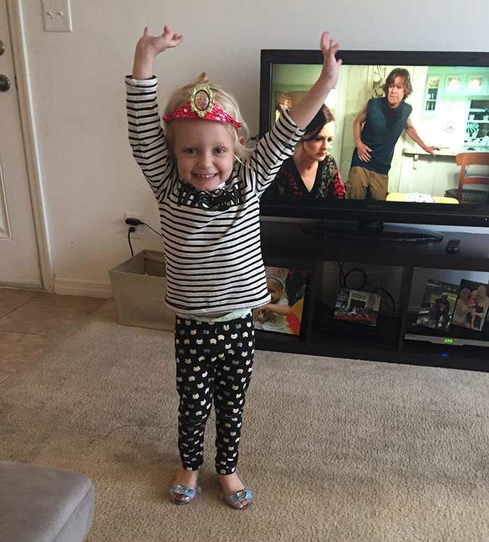 Teen Babysitter Surprises A 3-Year-Old By Dressing Up As A Mermaid And Her Reaction Is Just Too Cute