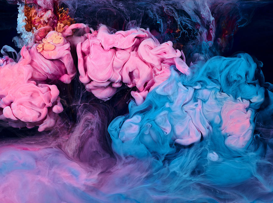 A Look At The Hypnotic Behaviour Of Different Coloured Paints In Water