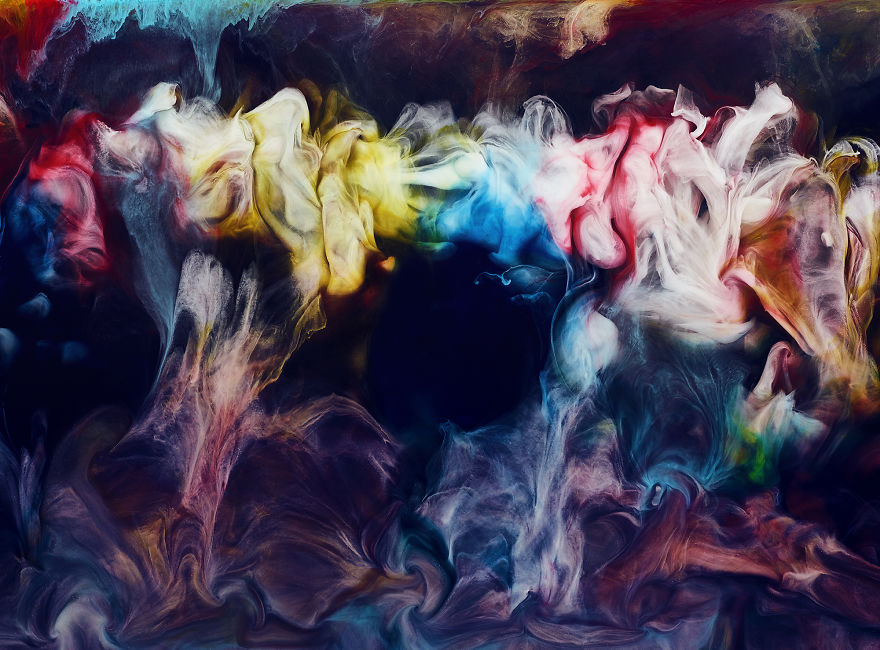 A Look At The Hypnotic Behaviour Of Different Coloured Paints In Water