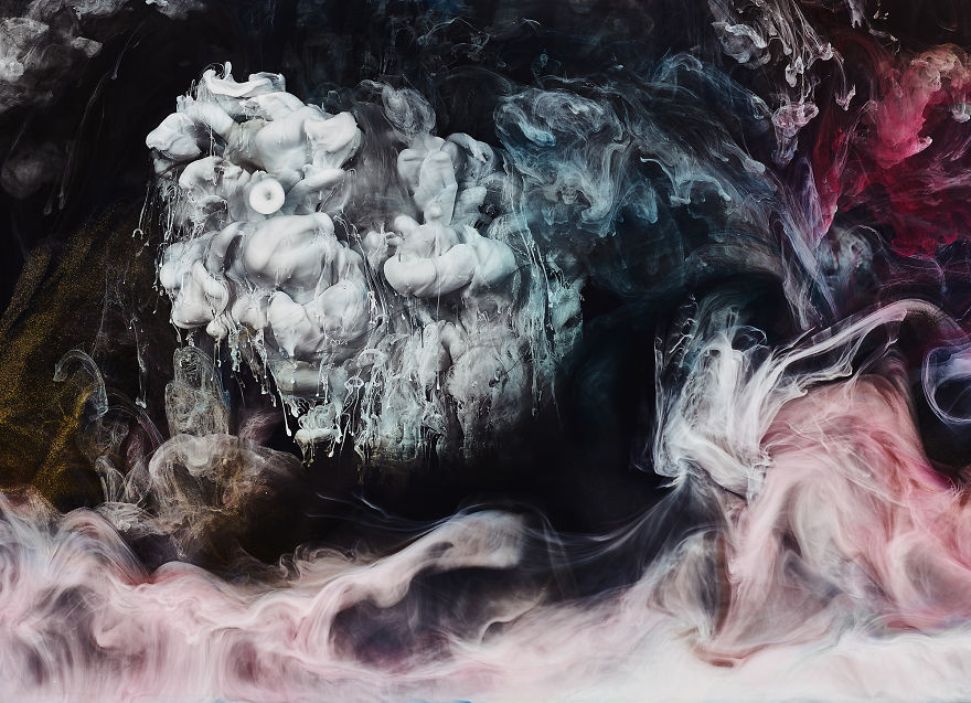 A Look At The Hypnotic Behaviour Of Different Coloured Paints In Water