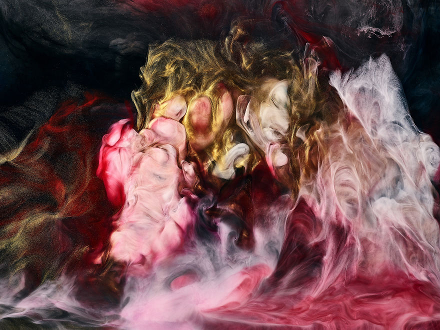 A Look At The Hypnotic Behaviour Of Different Coloured Paints In Water