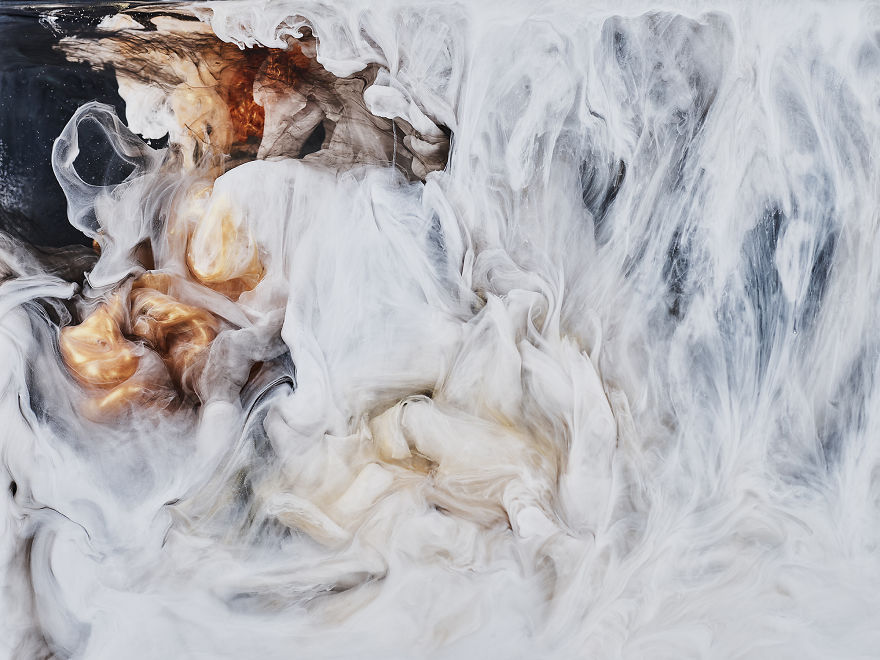 A Look At The Hypnotic Behaviour Of Different Coloured Paints In Water