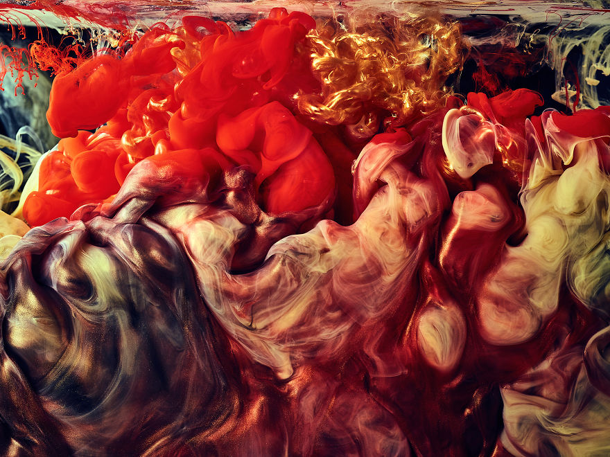 A Look At The Hypnotic Behaviour Of Different Coloured Paints In Water