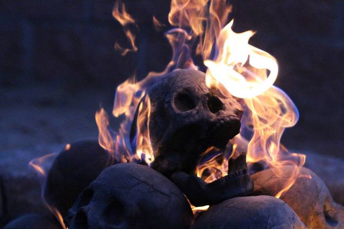 Terrifying Fireproof Human Skull Logs For Your Next Family Camping Trip Terrifying Fireproof Human Skull Logs For Your Next Family Camping Trip