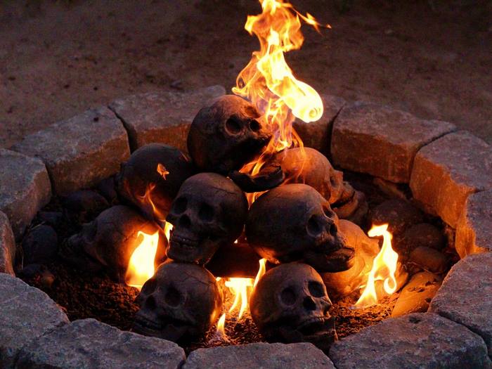 Terrifying Fireproof Human Skull Logs For Your Next Family Camping Trip Terrifying Fireproof Human Skull Logs For Your Next Family Camping Trip